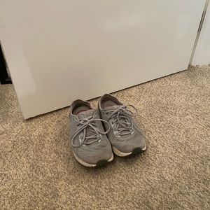 Women’s Under Amour Sneakers. Color gray. Size 9.